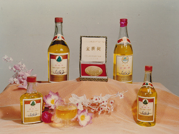 龍山酒業(yè)-1988三蛇酒（全國輕工業(yè)出口產(chǎn)品展覽會(huì)金質(zhì)獎(jiǎng)）